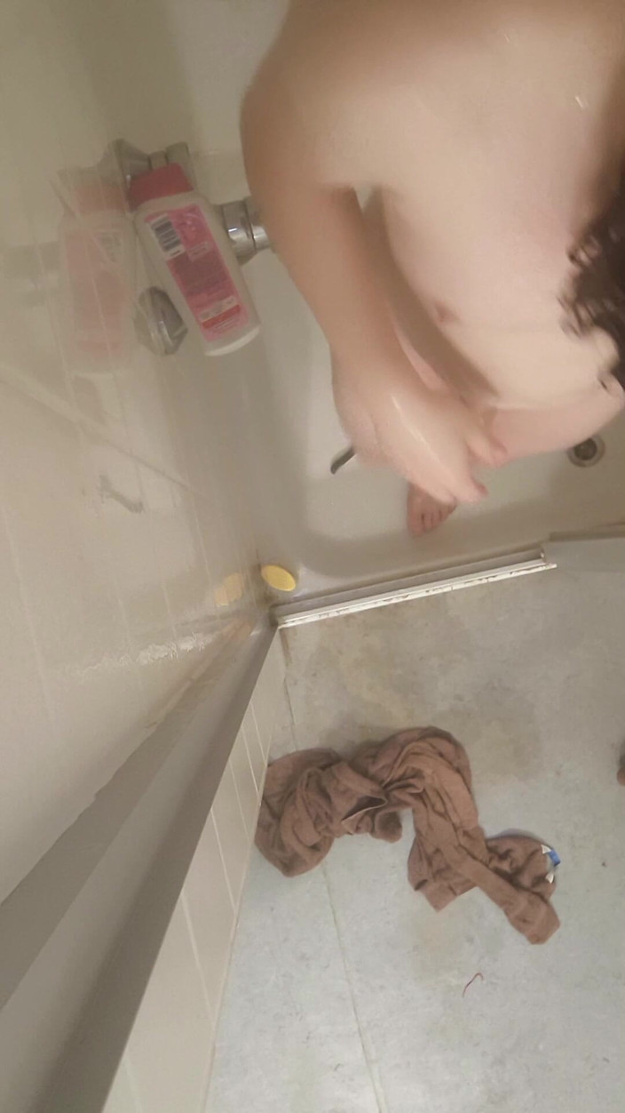 JanineLang: Orgasmus při sprchování a holení