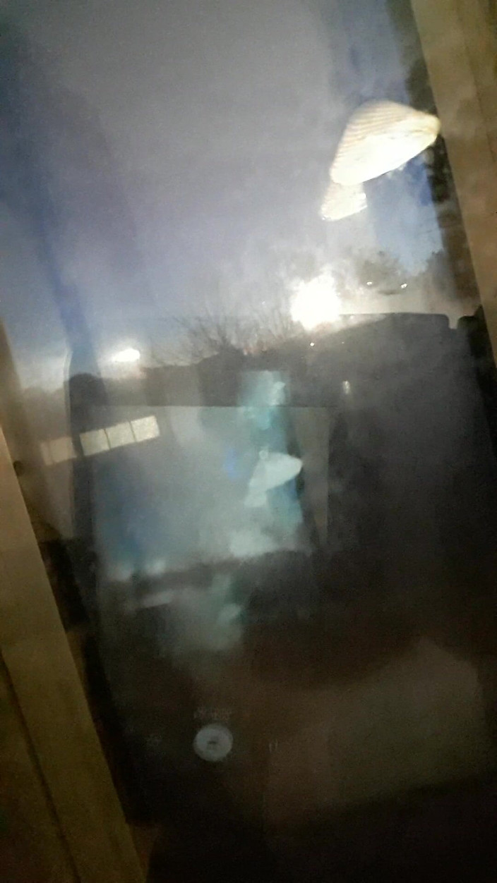 WEBREGINETTA2023: Stojąc na gołym krześle przed oknem