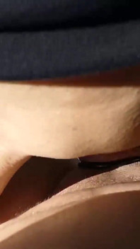 Její pulzující kundička stříká hojně po creampie
