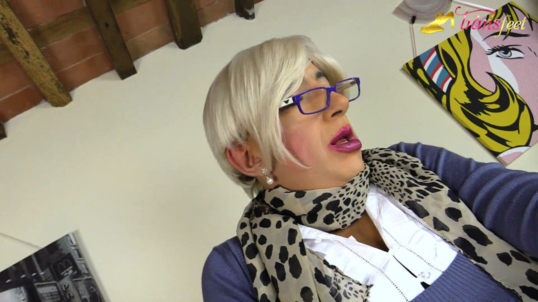 Trans and Cross-Dressers Feet: Loira travesti com pés sensuais se masturbando no escritório