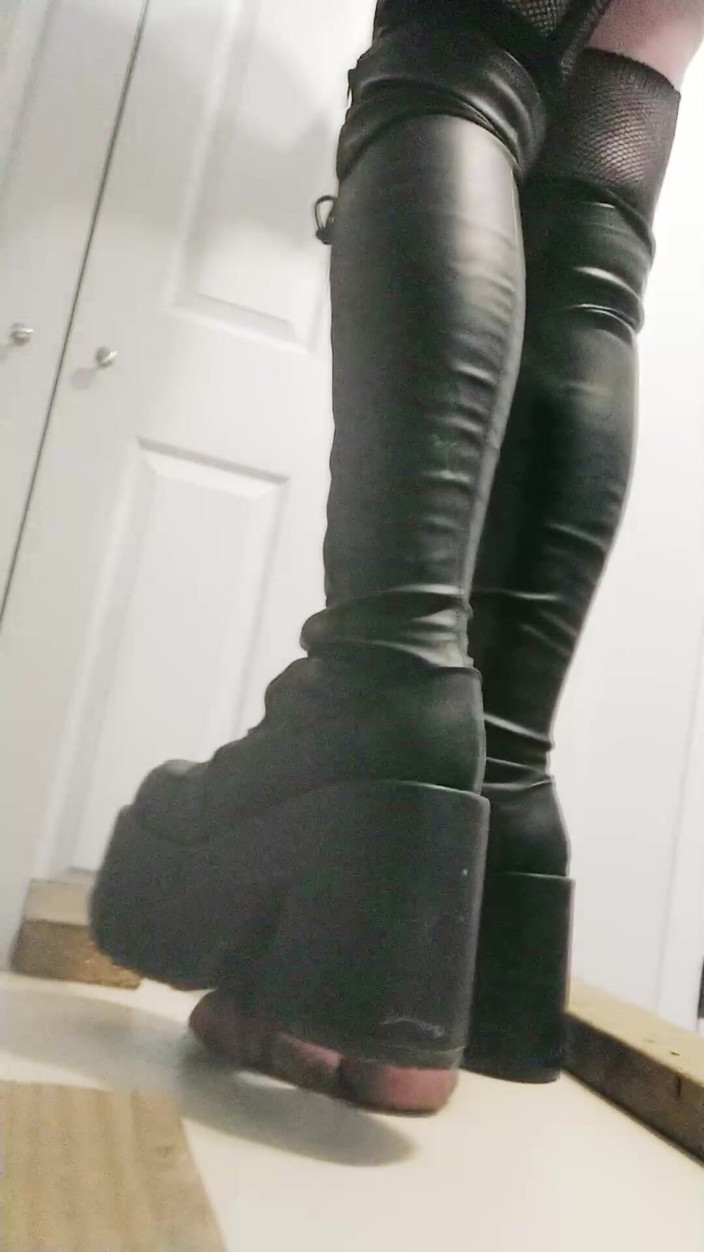 Miss jj chose: Demonia Over Knee Boots