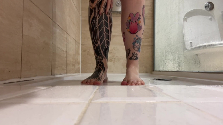 Miss Valentina: 샤워하는 발 보기