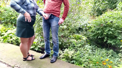 OurFetishLife: Tante seksi lagi mandi emas setelah bantuin pria ini kencing...