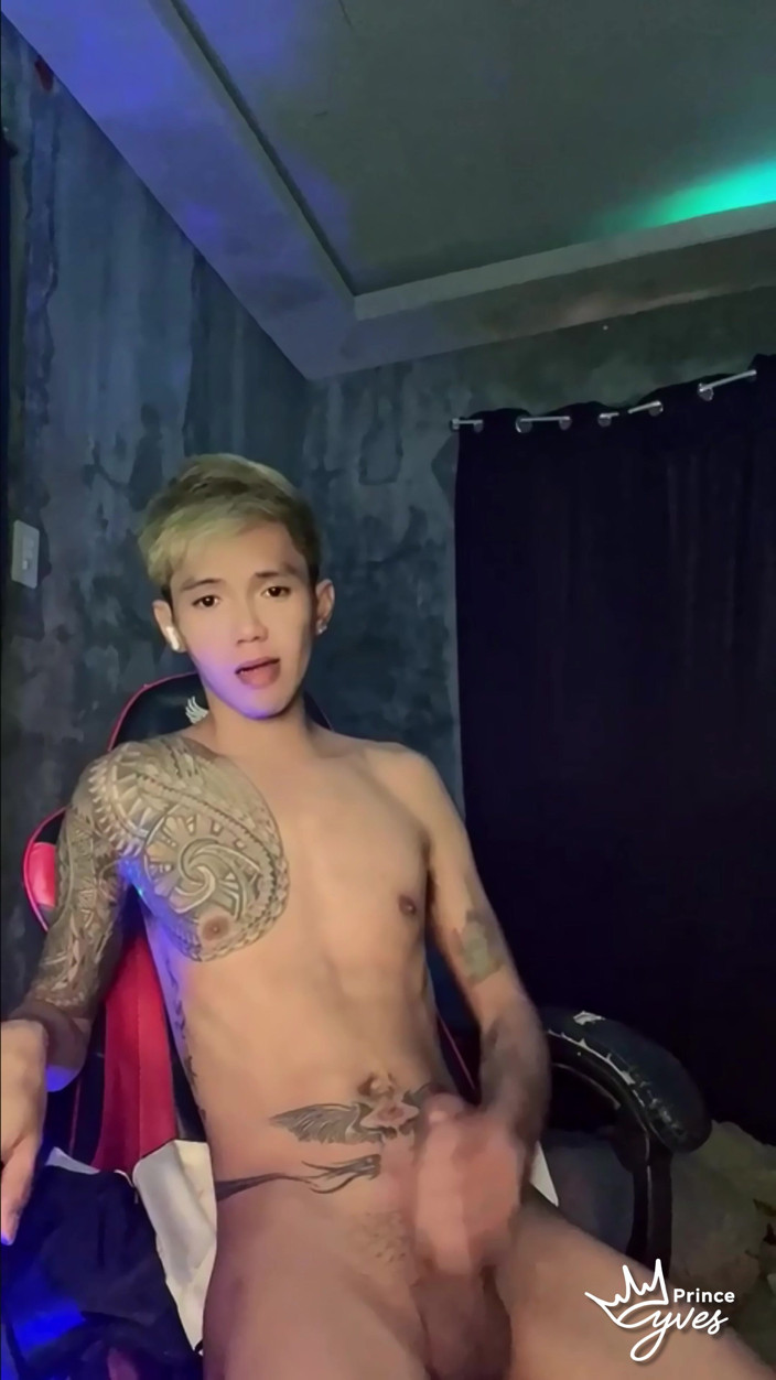 Prince-Yves: Pertunjukan webcam live cewek kembar bertato yang lagi sange berat