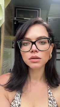 Selfie vídeo fumando em óculos