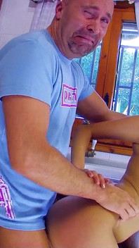 Hubená asijská teenagerka Sharon anál ošukaná nevlastním otcem v kuchyni