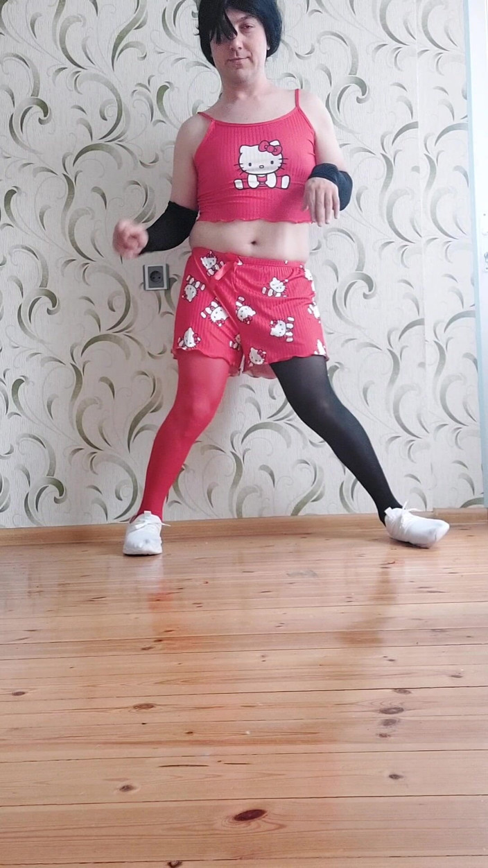 Kitty_Cross: 金发胖美女大屁股黑色短裤热辣人妖娘娘腔模特角色扮演者