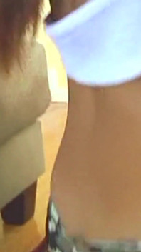穿孔的女孩从 Shorty Mac 的湿润阴户中性交