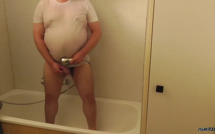 Pascal Dichter: Hairy Pasci Under the Shower