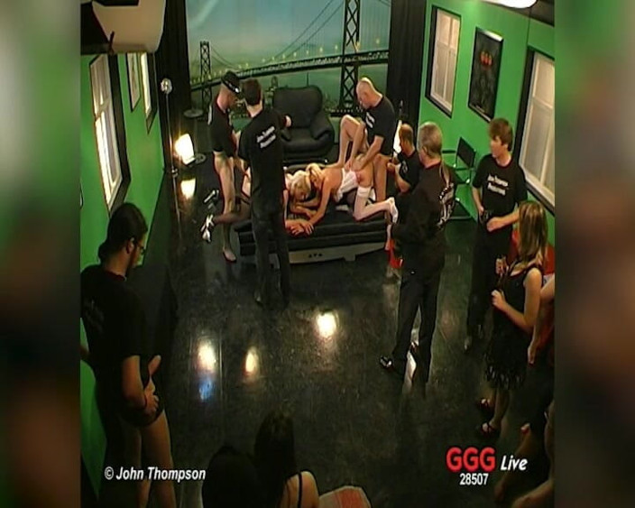 FUCK PARTY XXX and VINTAGE PARTY: Ggg 라이브 갱뱅에서 자지를 빨고 얼굴 사정하는 Vivian
