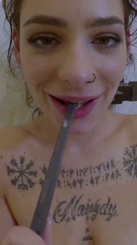 Alexa keel wassen tanden met sperma en pissen en plassen