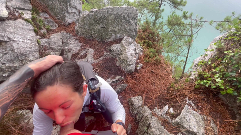 Dazzlingfacegirl: Ssij nieznajomego kutasa w lesie i połknął jej spermę