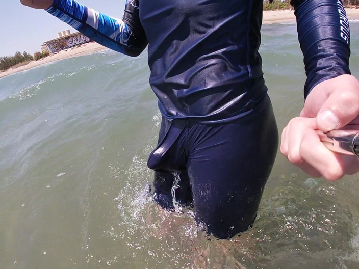 Cool Body: Surfař je vztyčen v jeho Lycrě pro potěšení lidu