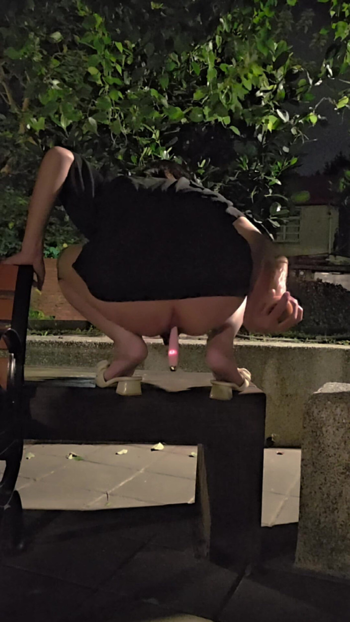 Taiwancdgirl: Sevimli sahte kız Tingxuan dışarıda iki dildo sürüyor