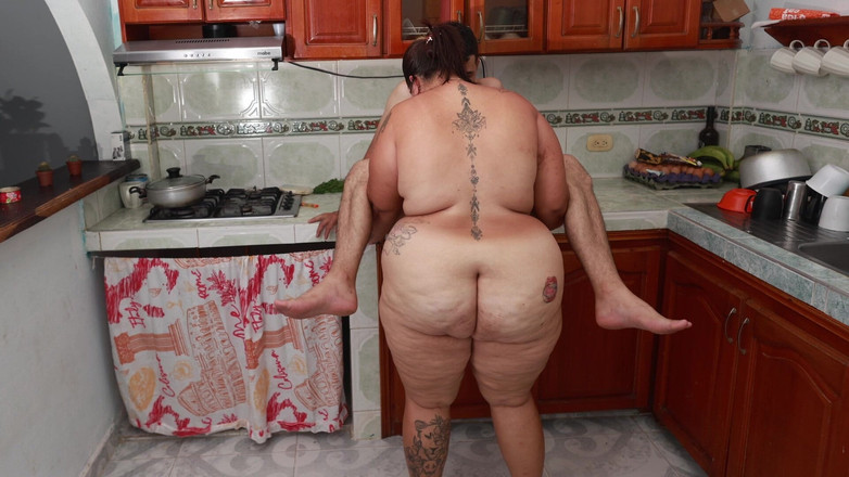 Lexly_16: Ngentot istri temanku di dapur