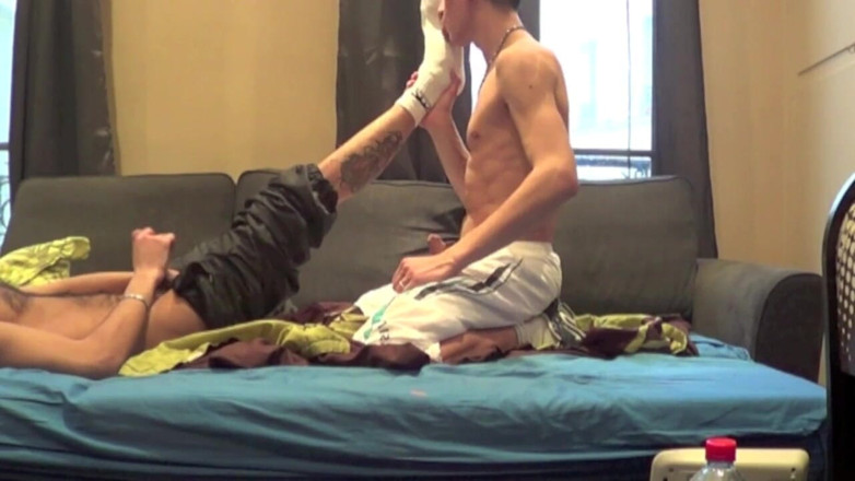 Sneaker gay: Twink follada por la polla XXL de John Scott