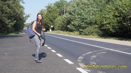 Pee Adventures: L'autostoppista mora magra che fa un'autostop con ilsuooe