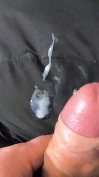 Speel met sperma op mijn zachte nylon linner en donsjacks 261