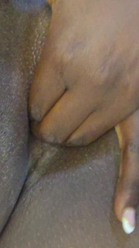 África gran mamá Msturbate su coño rojo, video completo