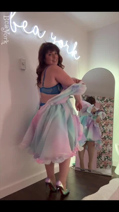 Apenas um striptease fofo para você terminar seu dia.