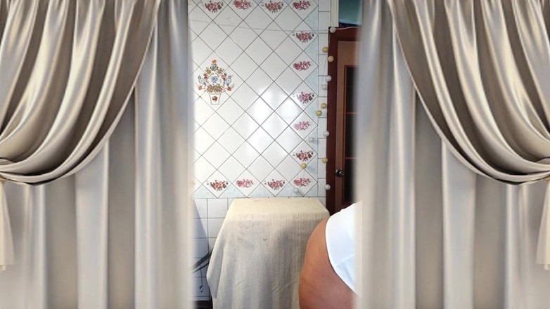 Lukerya: हॉट गृहिणी lukerya किचन में अपने कूल्हों और पैरों से छेड़ती है