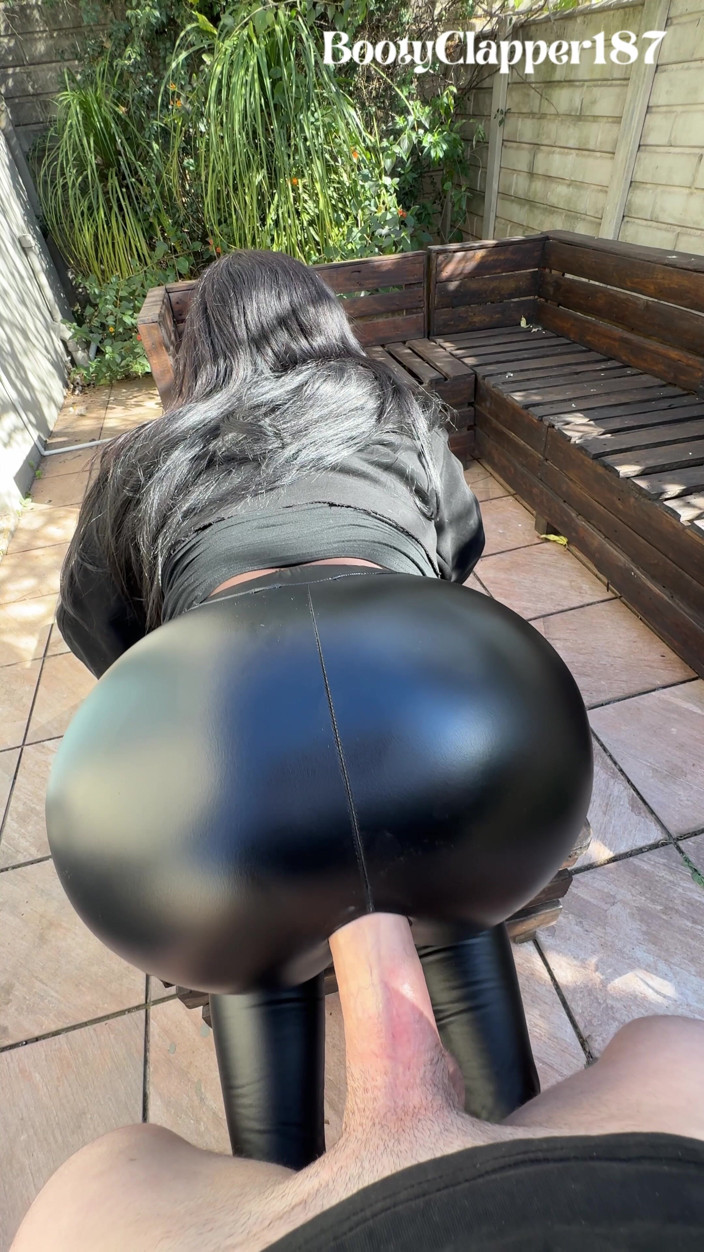 BootyClapper187: Celana lateksnya yang mengkilap dicrot banyak banget