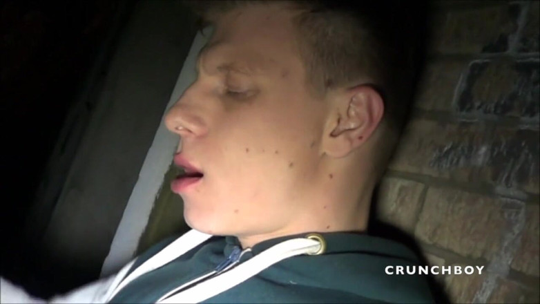Crunch Boy: Julien zerżnęła młodego prostego chłopca w exhib w nocy