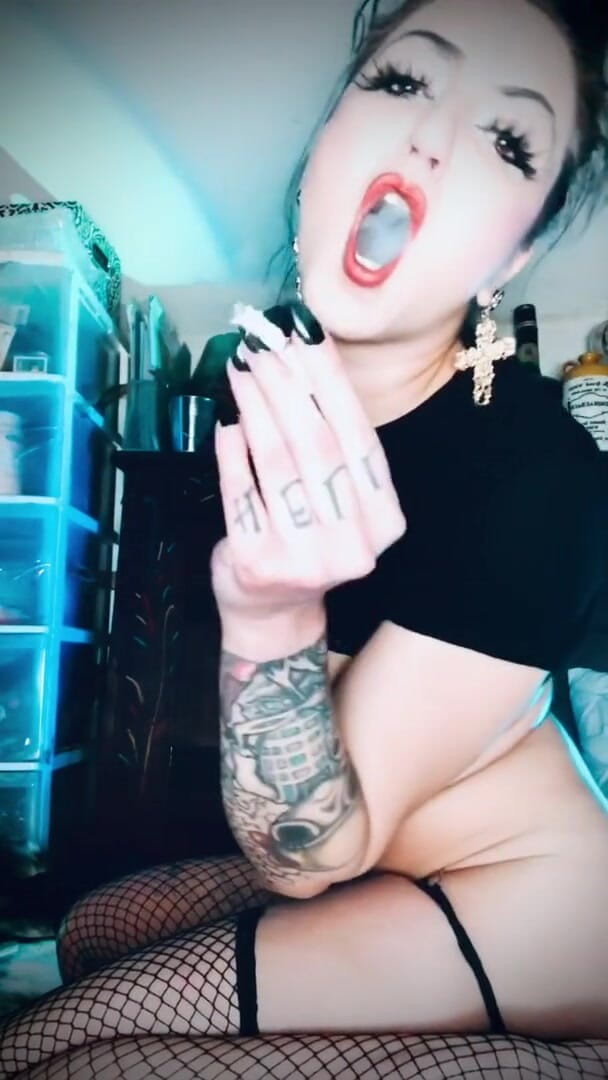 Hellizabeth Queen: Hellizabeth соло куріння