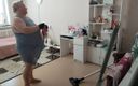 Sweet July: Camera a filmat soacra goală făcând curățenie