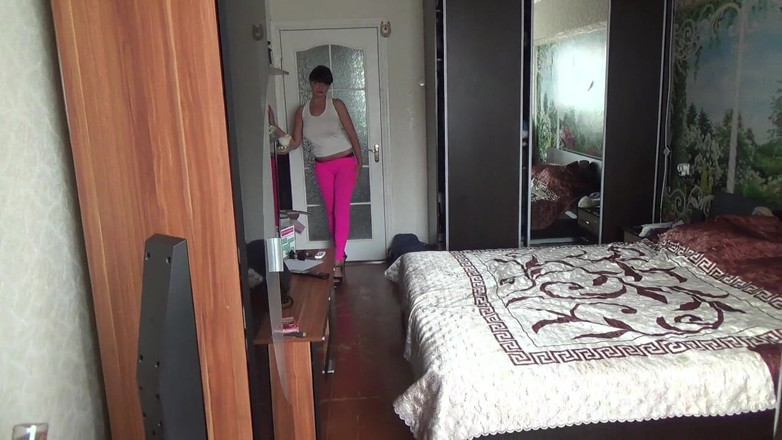Sexy Milf: ヨガパンツハイヒールと短い白いトップで歩くケイトセクシー
