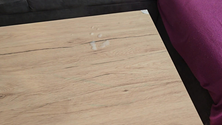 Fap_man93: Nadržený chlap masturbuje svého velkého ptáka a stříká na stole