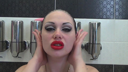 Goddess Misha Goldy: Bagnando i capelli maliziosi, lavare e spazzolare con trucco sexy...