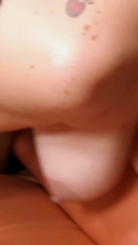 Hete grote zwarte om het blanke poesje van een sexy tiener te neuken