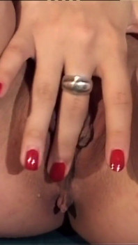 Une MILF brune vintage sexy avec de beaux seins masse son clito