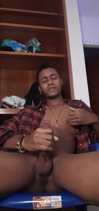 Chico bbc cachondo acariciando hasta la carga explosiva en su habitación - cara visible