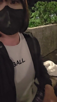 La sexy shemale Tingxuan se masturbe dehors et se lave les mains