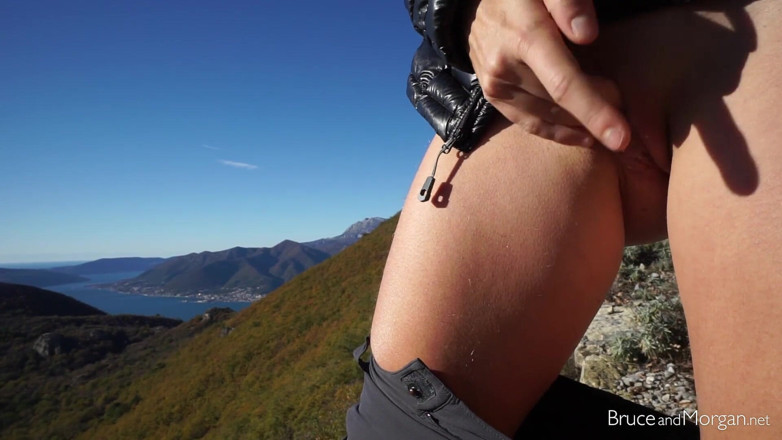 Bruce-and-Morgan: Pee with a view!