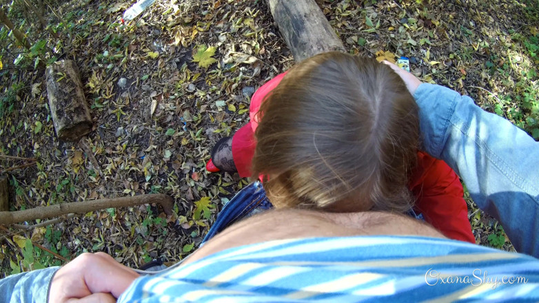 MILF Oxana: Outdoor flashing and blowjob in autumn park