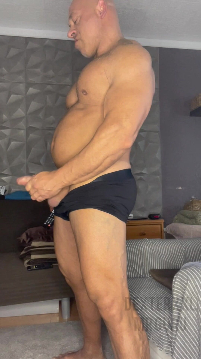 Mr. Guru: Underwear Wank. Encik Guru Bodybuilder Melancap Air Mani