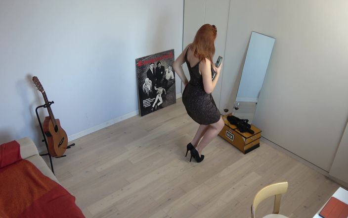 Milfs and Teens: Rödhårig MILF i svart kjol tar en sexig selfie framför...