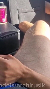 Drzý cizinec mě ošukal na straně silnice se svým tlustým ptákem a horkým spermatem!