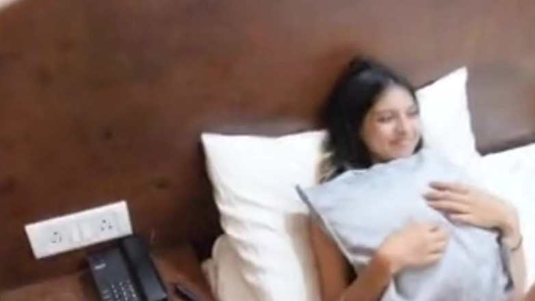 YourDickSucker: Śliczna dziewczynka chce się zmoczyć