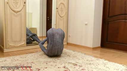 Gymnastic: Regina contorsionării în costum de pisică din elastan
