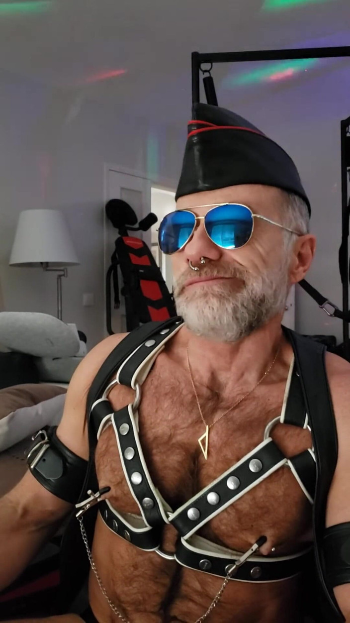 MusclesCigarsFFPig: Papi encendiendo su ropa