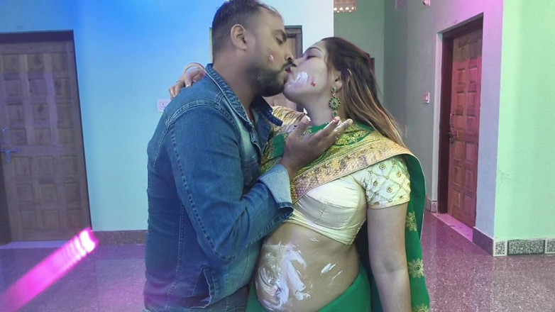 Sona bhabhi: Yeni yıl kutlama zamanı yenge pasta kesildikten sonra sevgilisiyle sert...