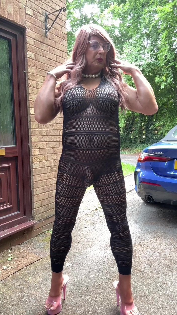 Kellycd2022: Sexy travestiet Kellycd2022 in sexy zwarte catsuit en hakken