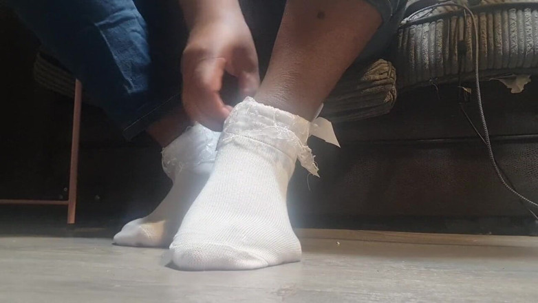 Simp to my ebony feet: i miei bei calzini bianchi