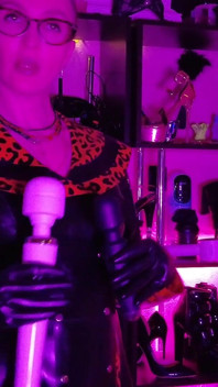 Rote gummi-fetisch-domina, latex-herrin, fetisch, bdsm, strap-domina