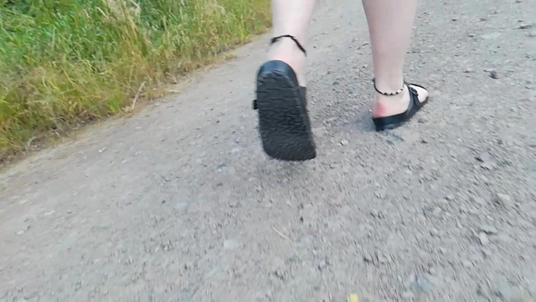 Carmen_Nylonjunge: Caminata en la naturaleza en birkenstock