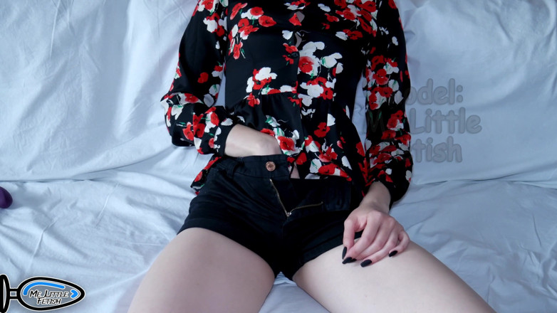 Me_little_fetish: La sorellastra senza reggiseno sotto la camicetta mostra come le...